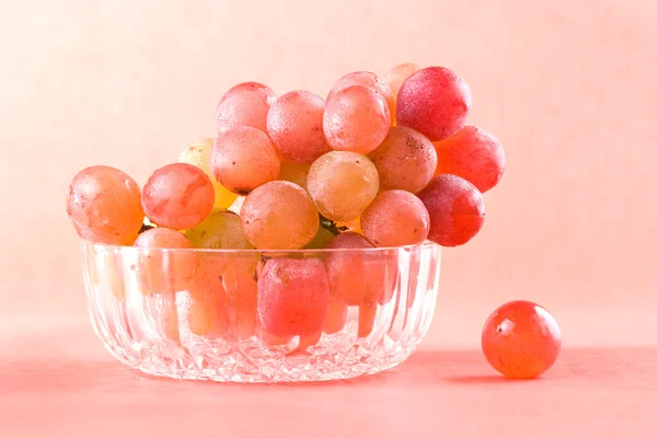Rote Traubenfrüchte in Glasschale — Stockfoto