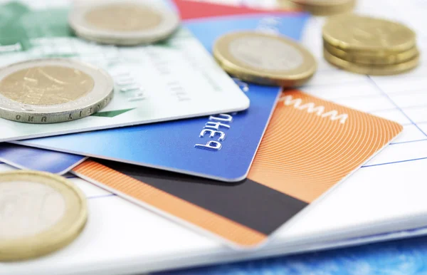Cartões de crédito e dinheiro — Fotografia de Stock