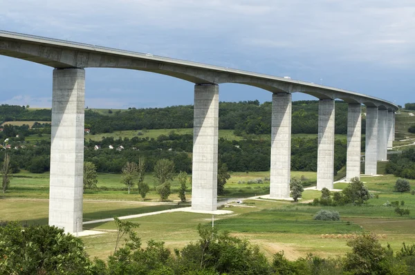 stock image Viaduct leads beneath the valley