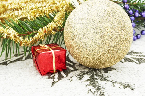 Kerstdecoratie en een kleine verrassing — Stockfoto
