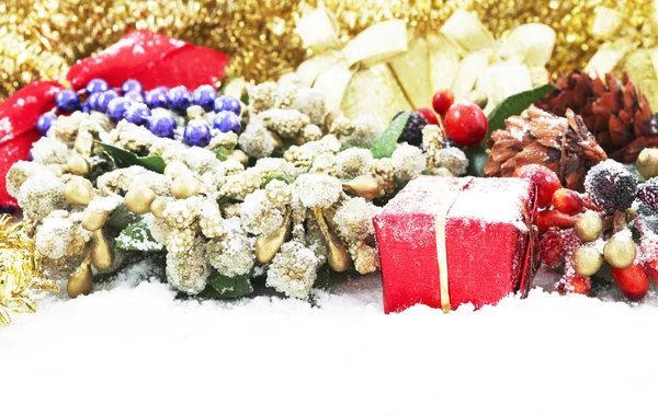 Decoração de Natal na neve — Fotografia de Stock