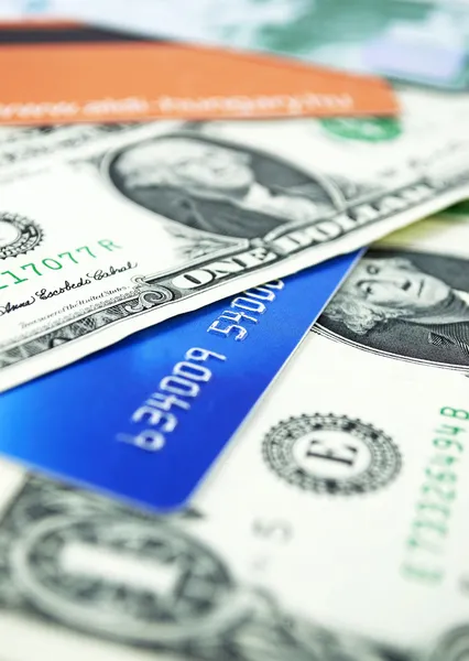 Kreditkarten und Dollarscheine — Stockfoto