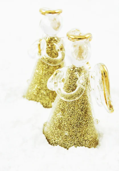 Anjos de vidro dourado na neve — Fotografia de Stock