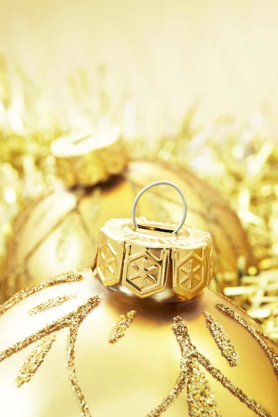 Altın christmas baubles — Stok fotoğraf