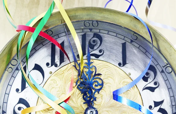 Relógio antigo com fitas de Ano Novo — Fotografia de Stock