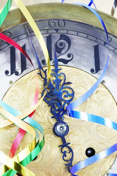 Антикварные часы с новогодними лентами — стоковое фото