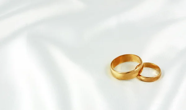 Anéis Casamento Dourados Seda Branca — Fotografia de Stock