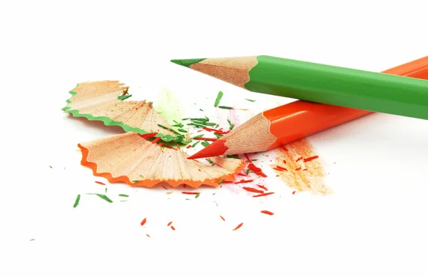 Afiar de lápis coloridos no branco — Fotografia de Stock