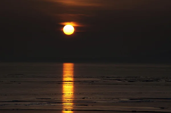 Όμορφο Ηλιοβασίλεμα Στο Την Παγωμένη Λίμνη Μπάλατον Ουγγαρία — Φωτογραφία Αρχείου