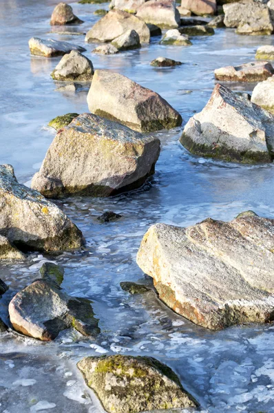 凍った湖の上の石 — ストック写真