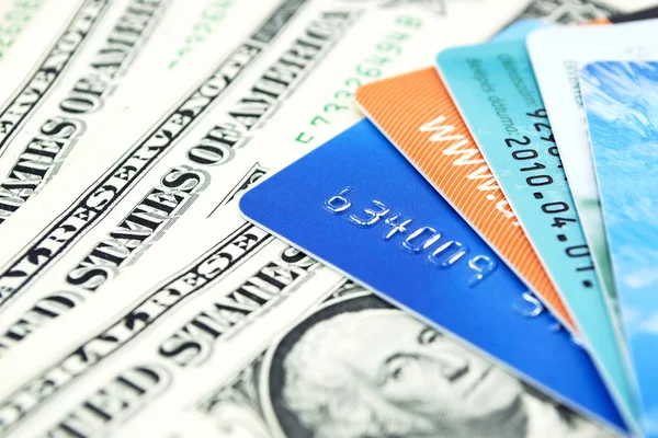 Cartões de crédito e notas de dólar — Fotografia de Stock