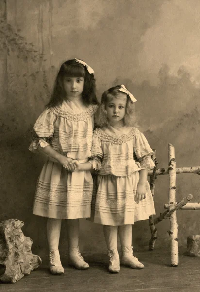 Vintage foto - lilla systrar. — Stockfoto