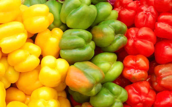 Κοντινό πλάνο κόκκινες, κίτρινες και πράσινες πιπεριές — Φωτογραφία Αρχείου