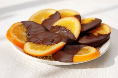 portakal dilimlerini lezzetli çikolata kaplı