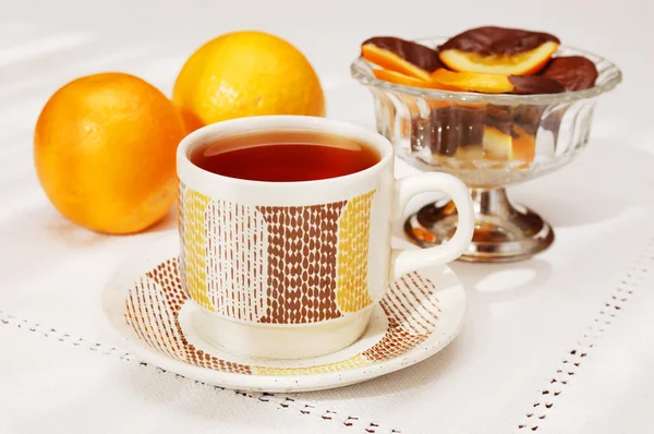 Beber té con rodajas de chocolate recubierto de naranja — Foto de Stock