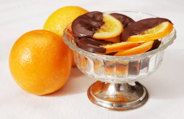 Heerlijke segmenten van Oranje gecoate chocolade — Stockfoto
