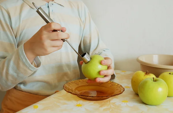 Sortir un noyau de pomme. se concentrer sur un carottier . — Photo