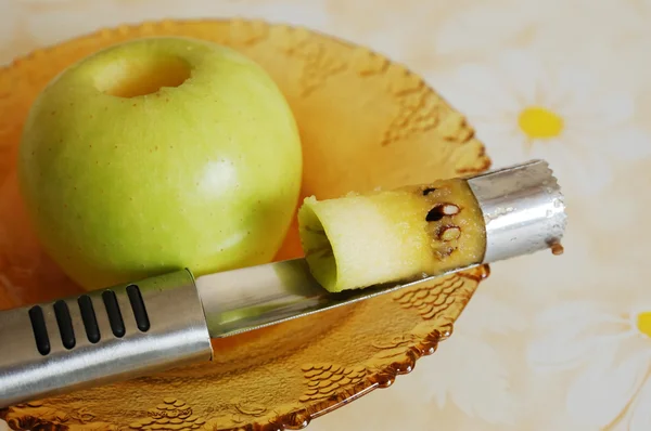 Sacar un núcleo de manzana — Foto de Stock