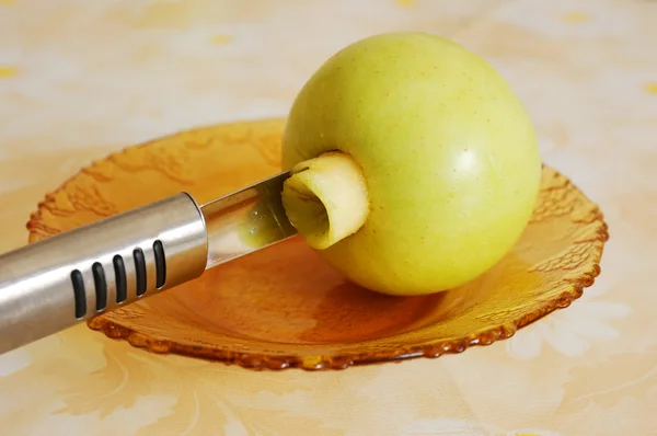 Sacar un núcleo de manzana — Foto de Stock
