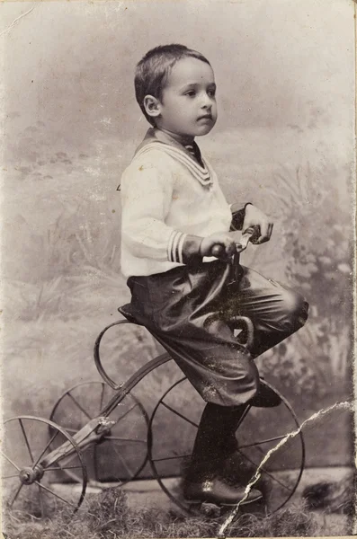 一个小男孩骑着自行车 — 图库照片