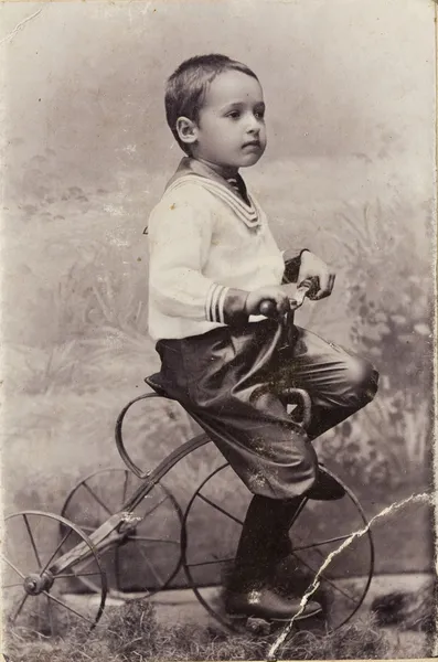 一个小男孩骑着自行车 — 图库照片#