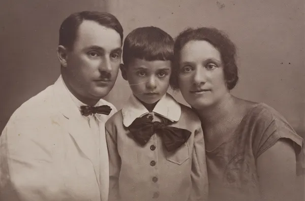 Семейный портрет молодой пары с ребенком — стоковое фото