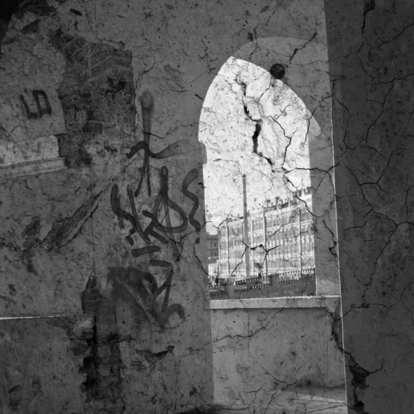 Старая потрескавшаяся стена с витриной дома — стоковое фото