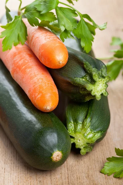 Courgettes et carottes sur une planche — Photo