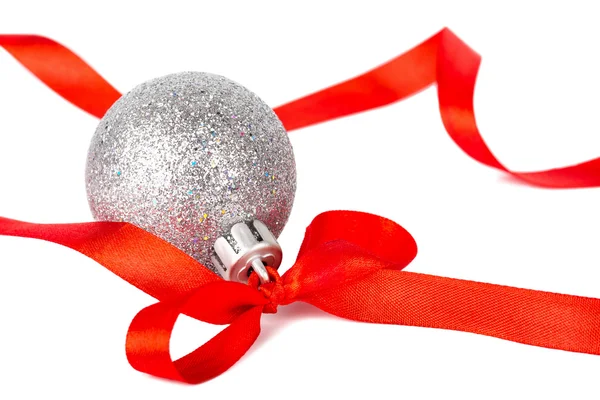 Різдвяна срібна кулька з червоною стрічкою — стокове фото