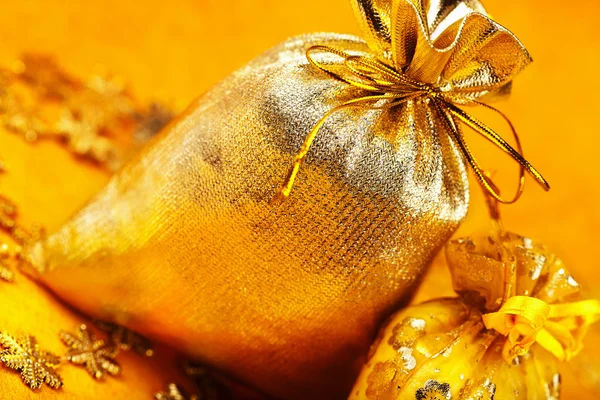 Twee gouden geschenk zakken met linten — Stockfoto