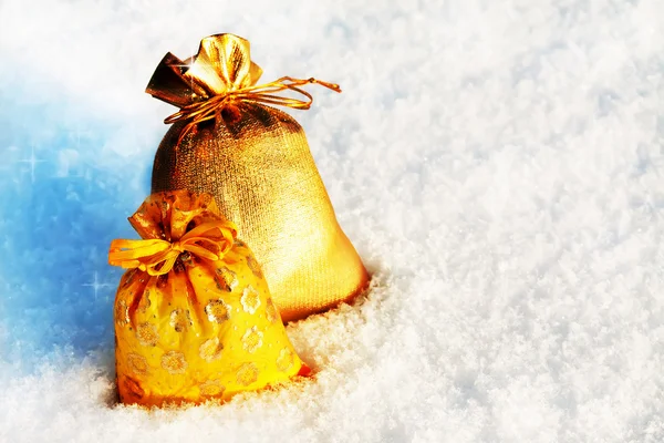 Sacos de presente em uma neve branca — Fotografia de Stock