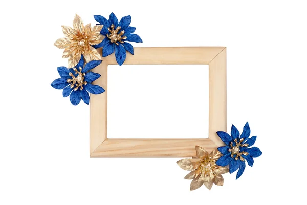 白で隔離される青い花で飾られた木製フォト フレーム — ストック写真