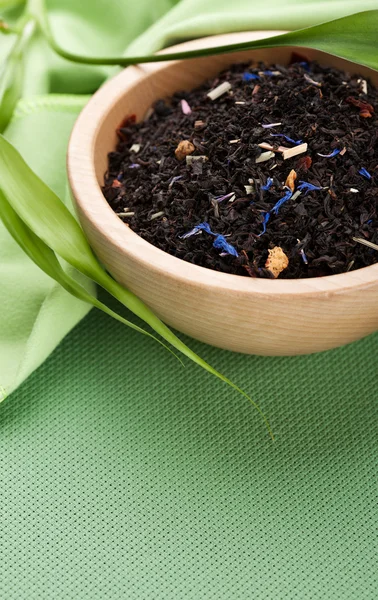 Gedroogde zwarte thee in kom — Stockfoto