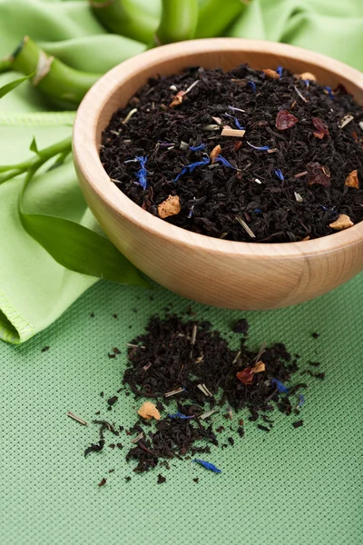 Suchej czarnej herbaty w misce — Zdjęcie stockowe