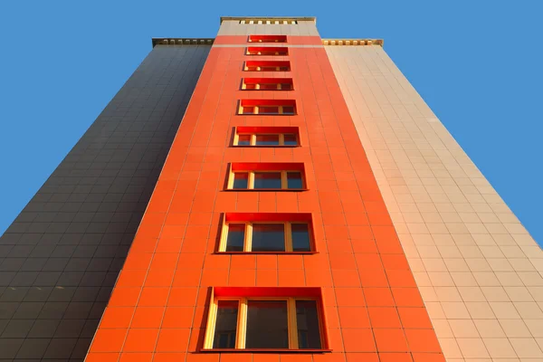 Wall of modern apartment house against a blue sky. — Stock Photo, Image