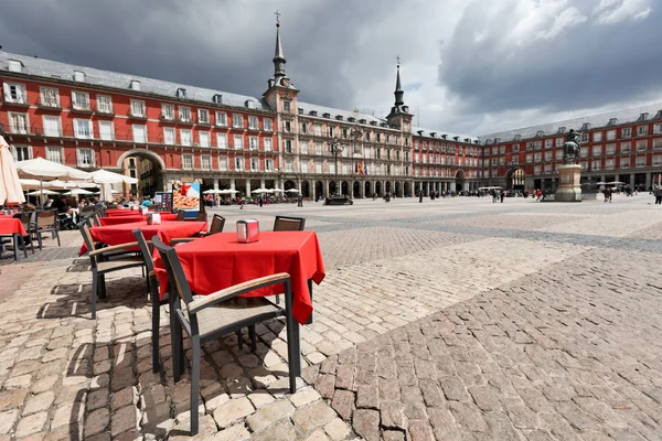 Café tabellen met rood bedrukt plaza Mayor. Madrid. — Stockfoto