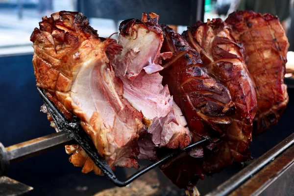 Kızarmış domuz bacağı ızgara.