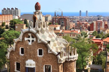 Bina girişinde parc guell.