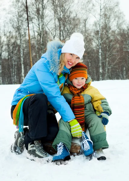 Mutter und Sohn Schlittschuhlaufen — Stockfoto