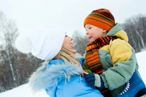 Anne ve oğlu olacak buz pateni — Stok fotoğraf