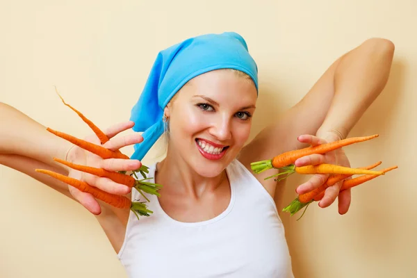 Frau mit Karotten — Stockfoto