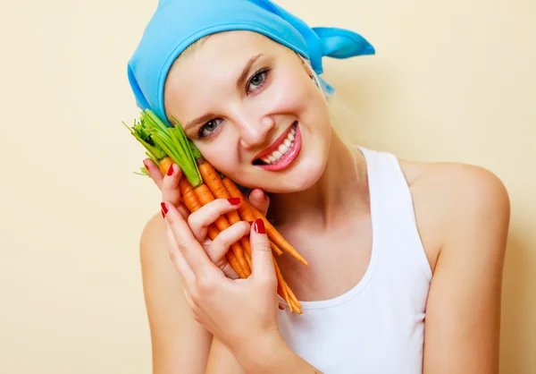 Mujer con zanahorias —  Fotos de Stock