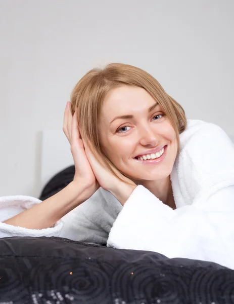 Jovem mulher em cima da cama — Fotografia de Stock