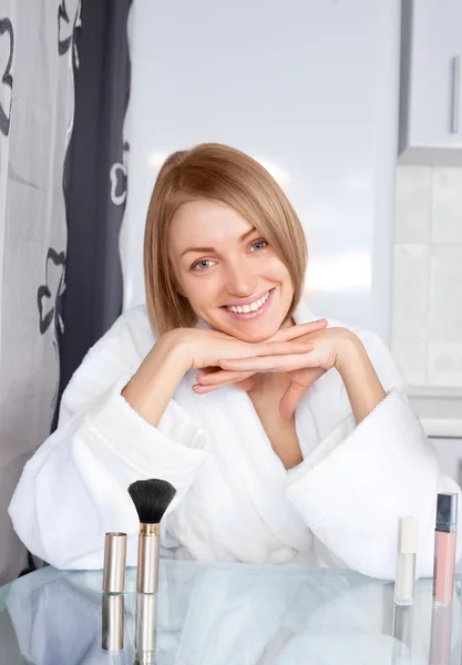 Mujer con cosméticos — Foto de Stock