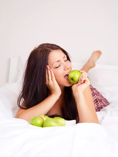 Menina comendo maçãs — Fotografia de Stock