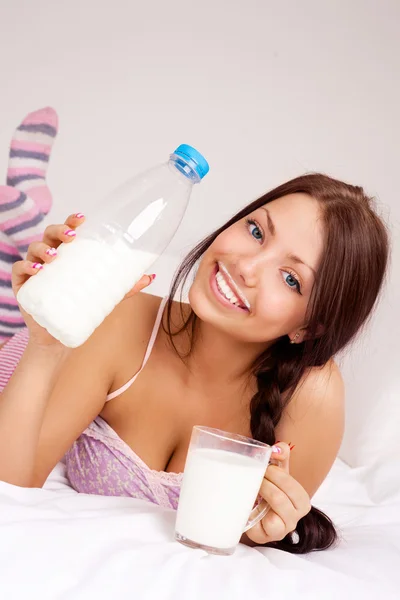 Dziewczyna picia mleka — Zdjęcie stockowe