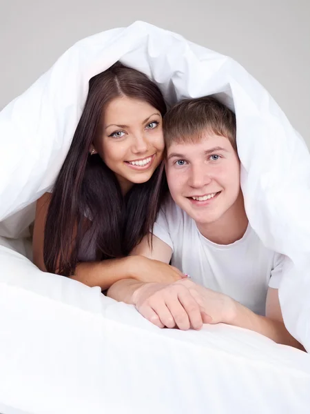 Paar onder de deken — Stockfoto