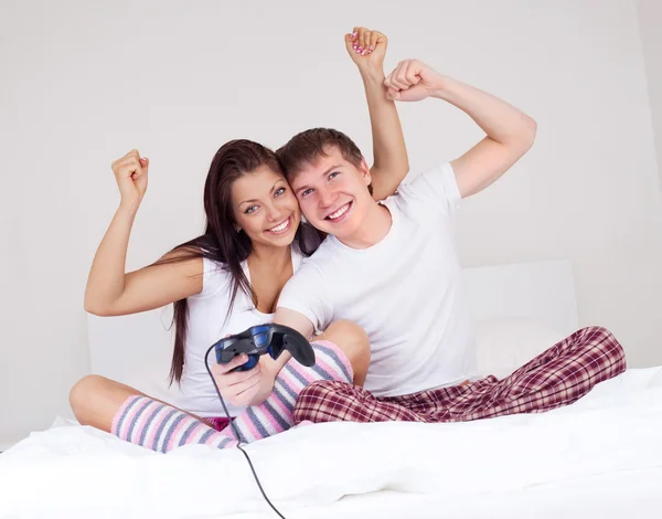Couple jouer à des jeux — Photo