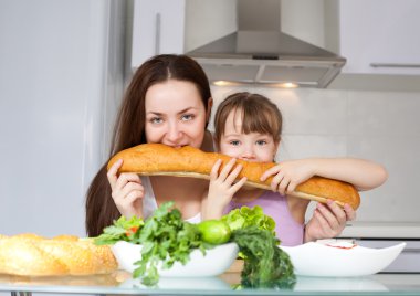 Anne ve kızı ekmek yemek