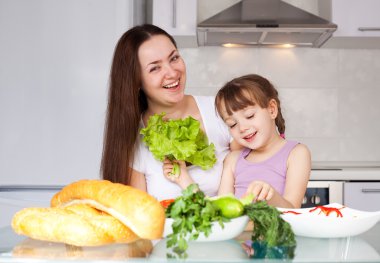 Anne ve kızı yemek